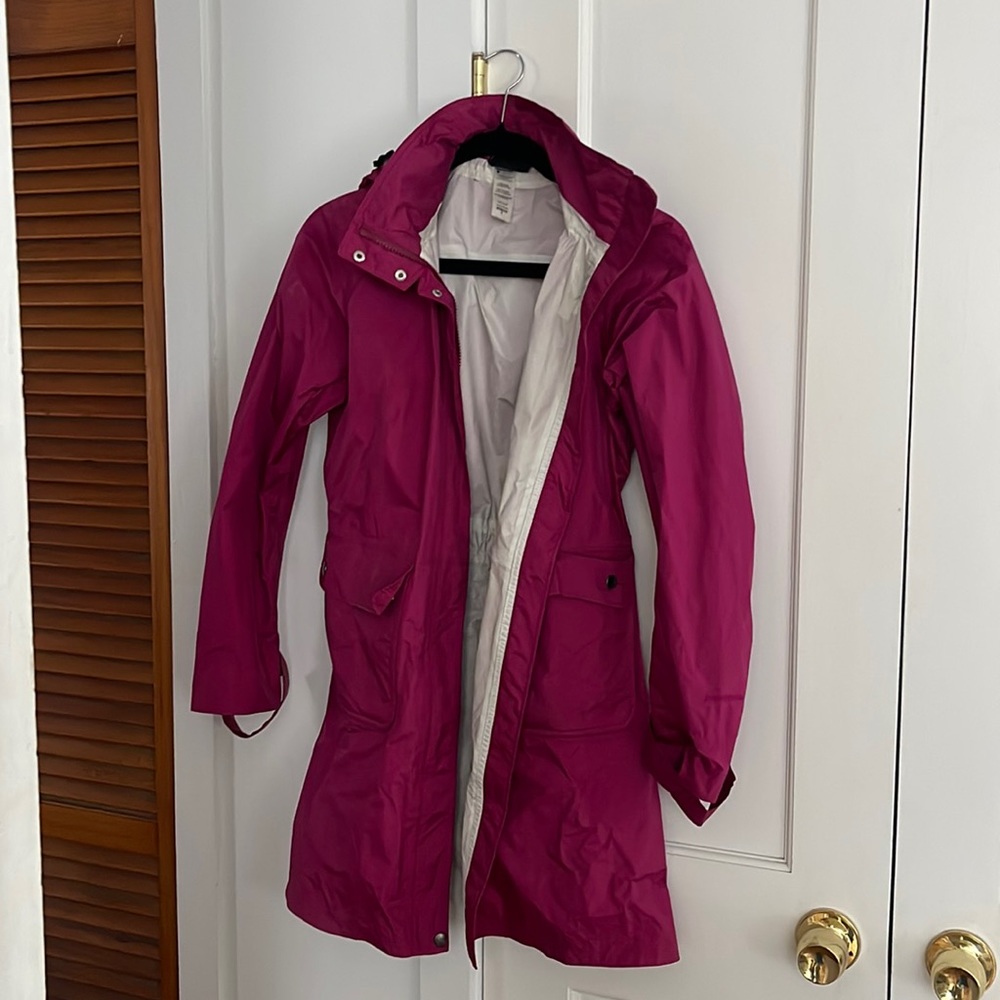 Patagonia womens rain coat/color plum